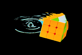 Кубик Рубика / Фотография - над которой придется задуматься.
Снято одним кадром и без применения фотошопа (за исключением технической ретуши)
И капелька и как изюминка, предавшая ещё больше искажение, и как маленькая подсказка к вопросу «Как это было снято?»