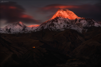 KAZBEGI / Грузия, Казбеги (Степанцминда).
Вид на Троицкую церковь в Гергети ( Гергетис Цминда Самеба ) и Казбек в утренних сумерках.
Ноябрь 2022г.

© https://phototravel.pro