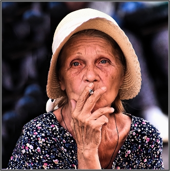 ...... &quot;Курильщица&quot; .... / уличный портрет женщины