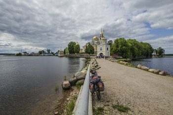 Дорога к монастырю / Россия. Тверская область. Нило - Столобенская пустынь. Озеро Селигер.