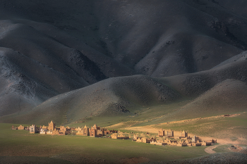 Город мёртвых / Никогда бы не подумал, что кладбище может настолько красиво смотреться. Да ещё, когда его подсветило солнышко. Тяжело было проехать и не сфотографировать его. Мусульманское кладбище в Киргизии. Июнь 2023.