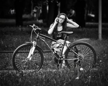 Девушка, телефон и велосипед... / ***