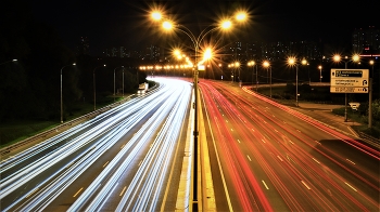 Ночь на автостраде. / Съемка со штатива на длительной выдержке. Ночь,город,шоссе и световые следы от автомобилей.