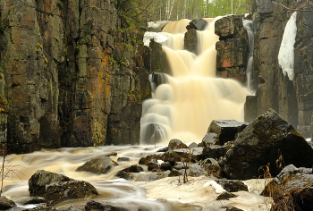 Уковский водопад. / Уковский водопад. Высота водопада 18-ть метров. Июнь месяц. Иркутская область.