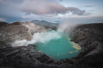 &quot;Кислотное озеро&quot; / На вулкане Иджен находится самое большое кислотное озеро в мире. В глубоком кратере расположено озеро сине-зелёного цвета, диаметром около километра и и глубиной 200 метров. В кратере Иджен непрерывно протекает фумарольная активность, на поверхность вырывается сернистый газ. Часть газа поглощается водой, за счёт чего она превращается в серную кислоту. Кислотность озера от 0,1 до 0,5 рН. Кроме серной кислоты здесь также присутствует соляная, а так же различные другие кислоты в небольших количествах. В целом, купаться тут не стоит