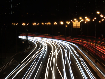 &nbsp; / Съемка со штатива на длительной выдержке. Ночь,город,шоссе и световые следы от автомобилей.
