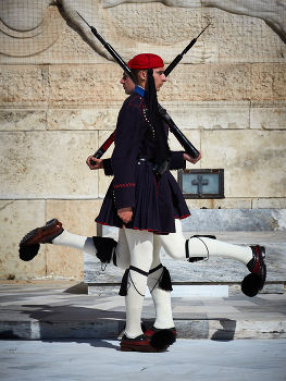 Эвзоны / Ритуальный танец греческих гвардейцев во время смены караула.