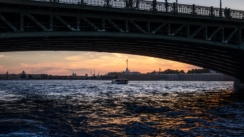Под Троицким мостом / Санкт-Петербург, Троицкий мост, августовский вечер