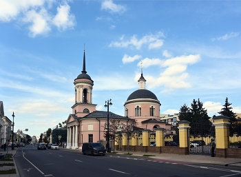 Храм Иверской иконы Божией Матери на Всполье / Храм Иверской иконы Божьей Матери на Всполье — православный храм в районе Замоскворечье города Москвы. Относится к Москворецкому благочинию Московской епархии Русской православной церкви.

Главный престол освящён в честь Иверской иконы Пресвятой Богородицы, приделы — во имя святого Георгия-Победоносца и во имя Иоанна Воина. Храм является памятником архитектуры конца XVIII века, авторство проекта приписывается Ивану Еготову.