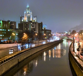 &quot;Затихает Москва. Тихий вечер опустился на реки, мосты...&quot; / &quot;Затихает Москва. Тихий вечер
 Опустился на реки, мосты.
 Я люблю это время суток
 На пустых тротуарах Москвы ...&quot; Л.Старшинова