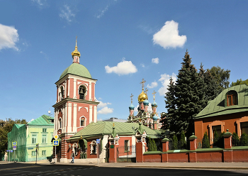 Храм Успения Пресвятой Богородицы в Гончарах / Храм Успения Пресвятой Богородицы в Гончарах — православный храм в Таганском районе Москвы. Относится к Покровскому благочинию Московской епархии Русской православной церкви. Является подворьем Болгарской православной церкви в Москве.Храм Успения Пресвятой Богородицы расположен за Яузой в районе большого Таганского холма. Это один из старейших московских районов. Он стал активно заселяться на рубеже XV—XVI веков, прежде всего за счёт выселенных из города ремесленников, занимавшихся огнеопасными промыслами: гончаров и кузнецов — бронников и котельников