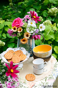 Летний букет с космеями / букет и печенье в летнем саду на столике