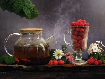 Малиновый чай / Малиновый чай ☕ - лучший напиток для поднятия настроения и душевных бесед.
Рецепт 🍵:
- Малина ( + листья и веточки) ;
- Перечная мята (2-4 листика) ;
- Сахар - по вкусу;
- Варенье - по вкусу (малиновое).
