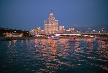 С видом на Котельническую высотку / Москва-река