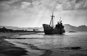 shipwreck black and white / один из пляжей Пелопоннеса, Греция