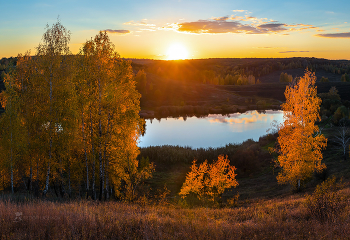 Осенний закат / Озеро в обрамление золотой осени и живописных холмов. 
Белгородский район. 
Из фотопроекта &quot;Земля Белгородская».