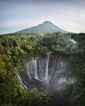 &quot;Вид на Семеру&quot; / Tumpak Sewu - самый красивый водопад Индонезии. Джунгли, водопады и вулканы - три главных объекта для съемки для пейзажиста в этой стране. Здесь все они умещаются в одном кадре! Сам водопад представляет собой огромный обрыв, высотой более 150 метров, в форме полукруга. Потоки воды стекают практически по всей его площади. Помимо речного русла в пропасть низвергаются десятки небольших подземных водопадов. На фоне падающей воды и в окружении тропического леса возвышается гора Семеру. Это самый высокий вулкан на острове Ява, а также один из самых активных.