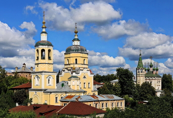 Серпухов историческая часть города / Слева, Ильинская церковь, (Илии́ Пророка на Торгу) Храм сооружён в 1748 году. Ильинский храм является представителем архитектурного направления московское барокко. Справа, Святой Троицы, Храм сооружён в 1670 году. Колокольня имеет крен.