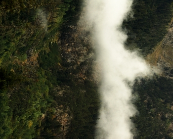Облачный водопад / Облака в горном лесу.