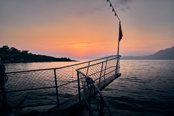 Роскошь уходящего солнца: путешествие на яхте / ---
