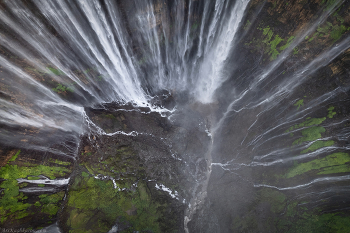 &quot;Водопад – вид сверху&quot; / Водопад Tumpak Sewu на острове Ява. Индонезия