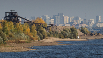 Осенний пейзаж с рыбаком на фоне города. / Таир-3С СССР.