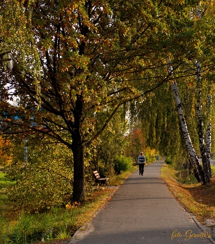 по городу гуляю / хорошим осенним днем