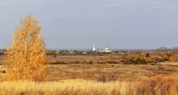 В красном золоте стынет земля.... / Обрываются речи влюбленных,
Улетает последний скворец.
Целый день осыпаются с кленов
Силуэты багровых сердец.
Что ты, осень, наделала с нами!
В красном золоте стынет земля.
Пламя скорби свистит под ногами,
Ворохами листвы шевеля.
НИКОЛАЙ ЗАБОЛОЦКИЙ