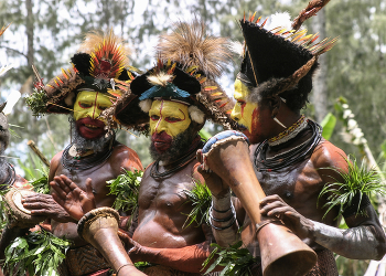 «Бей, барабан!» / Желтый окрас лица - отличительная особенность народности Хули (Папуа Новая Гвинея, провинция Хела, гористая местность в центре страны Тари)