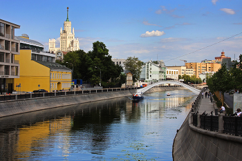 Прогулки по Москве... / Водоотводной канал, высотка на Котельнической. Садовнический мост.