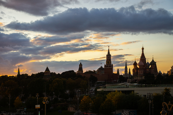 Москва, сентябрьский закат / Теплый сентябрь, вид на вечернюю Москву