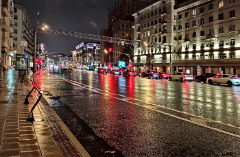 В дождь на красном сигнале светофора / Москва, дождь