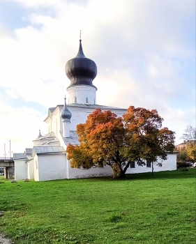 церковь Успения с пароменья / осень и храм