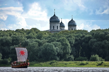 &nbsp; / Свято-Юрьев монастырь. XII века, расположенный у истоков Волхова, близ озера Ильмень, является частью грандиозной природной панорамы, которую оживляют небольшие каменные храмы южных окрестностей города. Это южный форпост Великого Новгорода, основанный князем Ярославом.