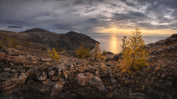 &quot;Восход среди лиственниц&quot; / Берег озера Байкал, Иркутская область. Конец сентября