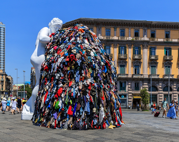 &quot;Венера в лохмотьях&quot; / Инсталляция Микеланджело Пистолетто (Michelangelo Pistoletto). 
Статуя Венеры, которая роется в огромной куче разных вещей, — протест автора против эры потребления.
&quot;Венера в лохмотьях&quot; была установлена в центре Неаполя на площади 28 июня, а в ночь с 11-го на 12-ое июля какой-то .удак её сжег.