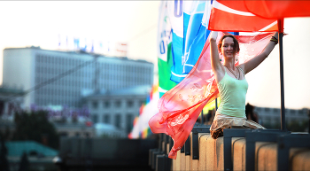 Флаги в городе / Девушка развивает платок на ветру вместе с городскими флагами