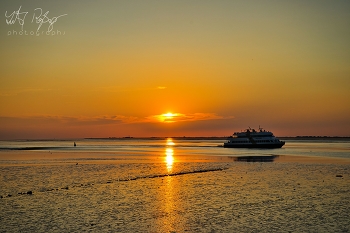 &nbsp; / Sonnenuntergang an der Nordsee mit Schiff