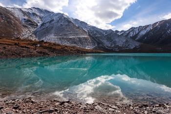 Озеро Кёль-Тор / Высокогорное озеро, расположенное в одноимённом ущелье Киргизского хребта Тянь-Шаня. Несмотря на цвет воды, озеро пресное. Чтобы увидеть эту красоту, нужно пешком подняться почти на километр (и оказаться на высоте 2725 метров над уровнем моря).
