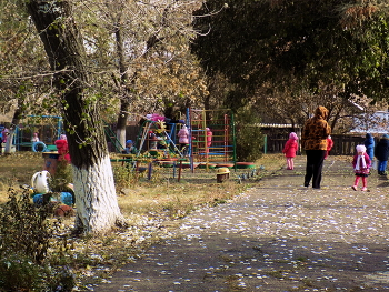 Детский садик / Осенняя пора,дети во дворе детского сада