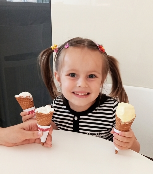 Много мороженого не бывает! )) / девочка в кафе с мороженым