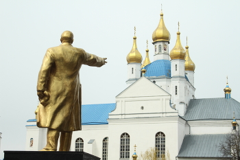 Ленин указывает на истинный путь / Город Слоним. Памятник Ленину и Преображенский собор. Иллюстрация популярной шутки про Ленина, который указывает в сторону храма