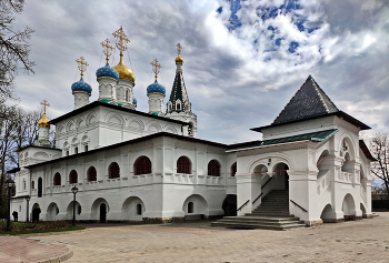 Церковь Благовещения Пресвятой Богородицы / Боярин Морозов меньше года не дожил до освящения храма, которое состоялось в феврале 1663 года. Храм вышел на славу. Огромный, на высоком подклете, с семью главами, с трапезной и двумя приделами во имя св. пророка Илии и свт. Николая Чудотворца. К храму примыкала шатровая колокольня, завершавшая дивный ансамбль. 
Многое повидал храм за 350 лет своей жизни. В нем неоднократно бывал царь Алексей Михайлович, присутствовал на богослужениях, трапезничал, отдыхал в колокольне. Посещали храм царь Федор, царевна Софья, молодой царь Петр. Храм был разорен и взорвана колокольня. В 1990-х годах восстановлен.