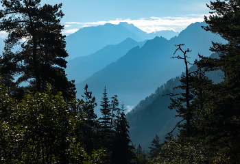 Горы, сотканные из утреннего воздуха / Из серии «Акварели воздуха и света». 
Из фотопроекта «Кавказ без границ».