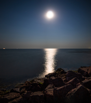 Ночь возле камней на море / Лунный пейзаж