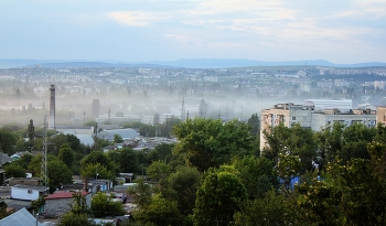 Утренний туман / Симферополь почти всегда до выхода солнца находится в тумане,поскольку расположен в низинке, на бывшем дне отступившего Чёрного моря. Вид с Маршала Жукова.