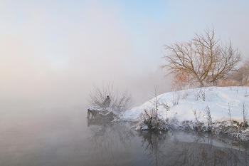 Одинокий рыбак на зимнем озере / Россия. Тула. Косая Гора. Озеро Горячка.