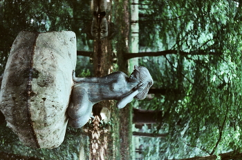 Русалка / Русалка в живописном парке Несвижа снятая на кинопленку Kodak Vision 2 250d.