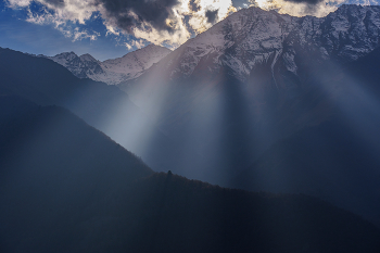 Да будет свет! / Згидский перевал, Северная Осетия. Солнечные лучи и многорядность гор.
