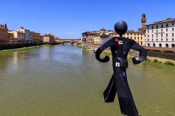 Шаг в никуда / Нобычная статуя во Флоренции на Ponte alle Grazie. 
Название статуи — The Walking Man (Шагающий человечек).
Скульптуру изготовил Клет Абраам - французский художник, проживающий и работающий в Италии под псевдонимом Clet. 
 Человечек &quot;завис&quot; над рекой Арно.